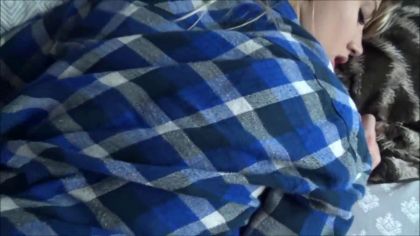 Блондинка в синей рубашке занимается сексом без презерватива с парнем №8