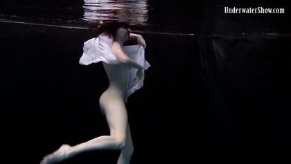 Модель в бассейне позирует в белом платье и светит изредка вагиной №9